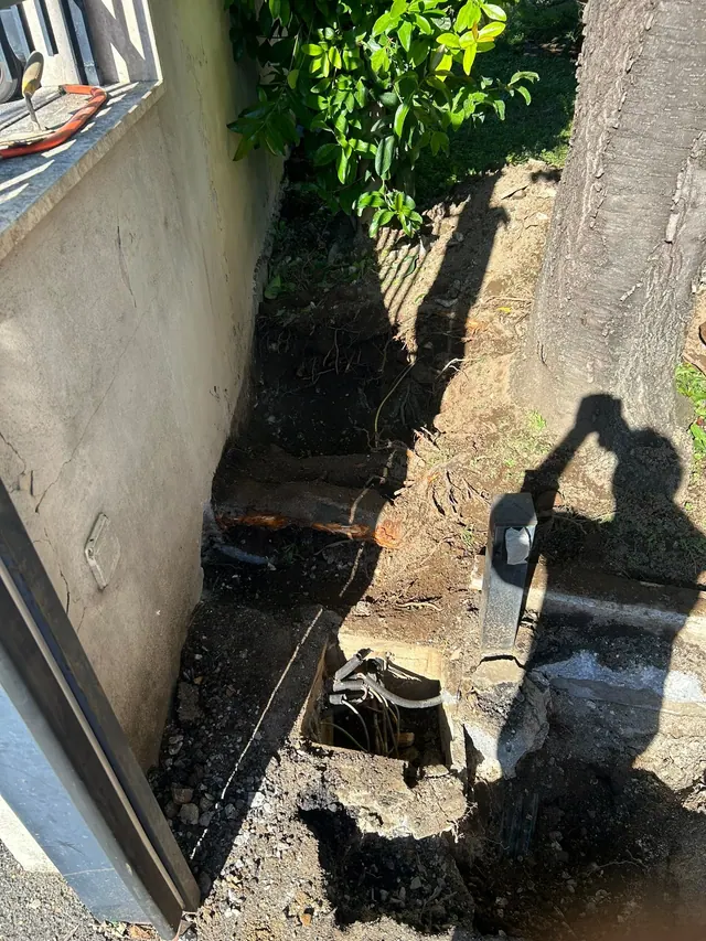 Scavo lungo il muro e in prossimità delle radici