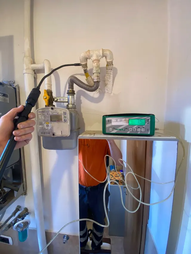 Verifica con sonda sui raccordi sopra il contatore gas