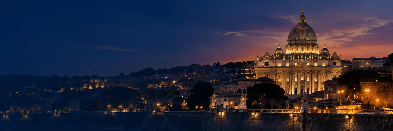 Panorama notturno di Roma con la Basilica di San Pietro